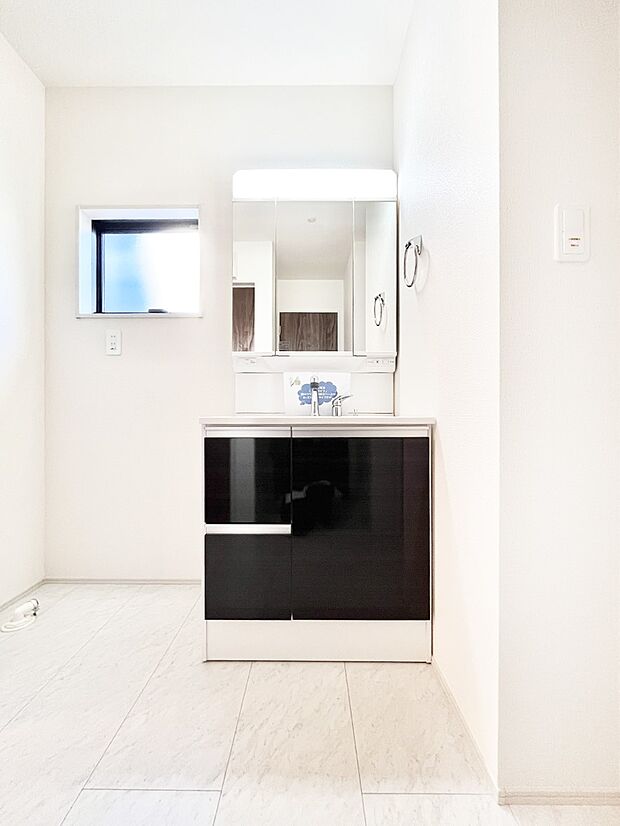 三面鏡キャビネット・シャワー付き洗面化粧台で忙しい朝の身支度もスムーズに！