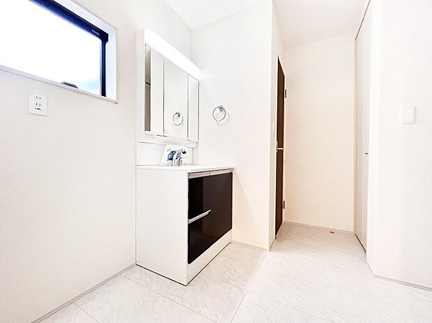 清潔感溢れるホワイトカラーを基調としたランドリースペース