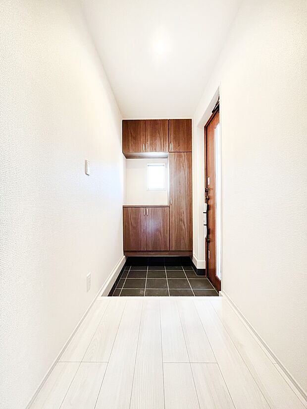 明るい陽光が入り込む玄関。ご家族の靴もスッキリ収納できる玄関収納付き！