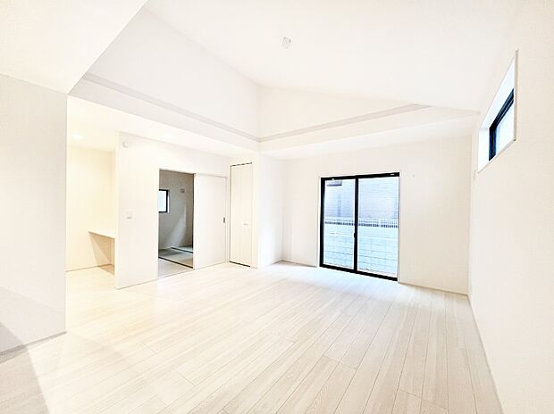 明るい陽光が注ぎ、寛ぎの雰囲気に満たされるリビング・ダイニング。