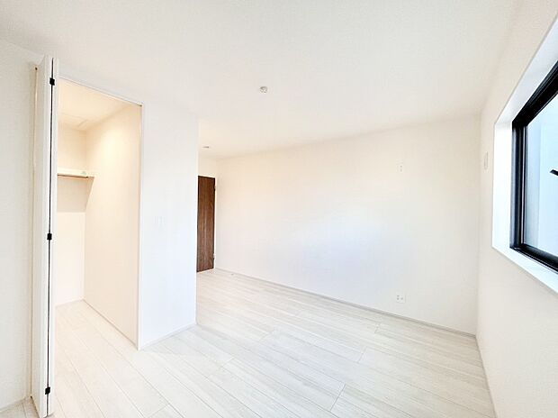 ウォークインクローゼットがあるお部屋！季節ごとの入れ替えも不要で便利です。