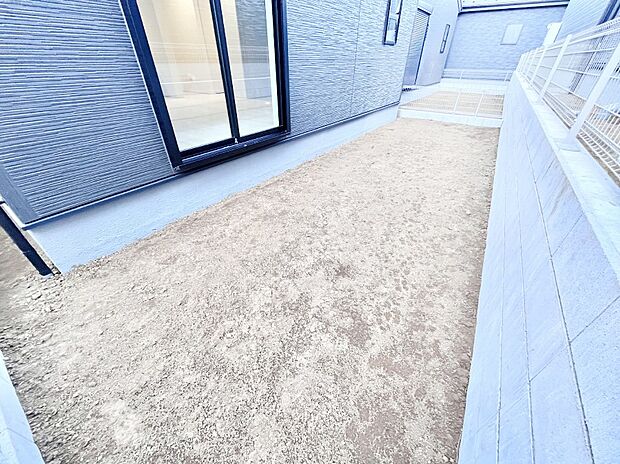 ガーデニングや家庭菜園も楽しめるお庭付き。