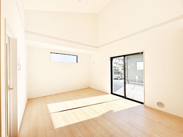 明るい陽光が注ぎ、寛ぎの雰囲気に満たされるリビングダイニング