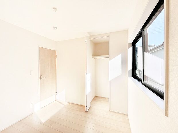 お子さまのお部屋としても！衣類の整理整頓に便利なクローゼット付きの洋室。