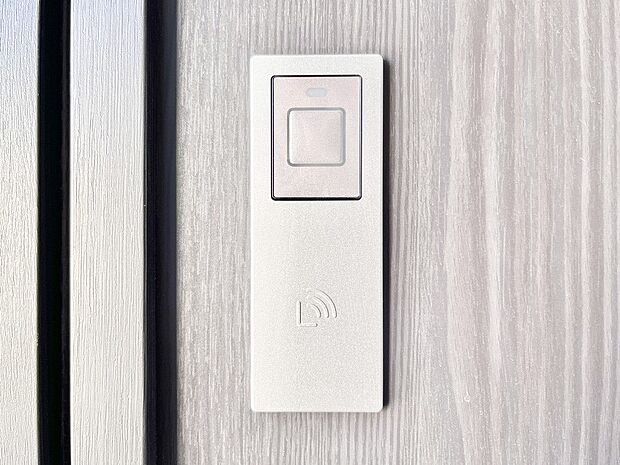 ボタンを押してかざすだけ！玄関ドアは電子キー仕様です。