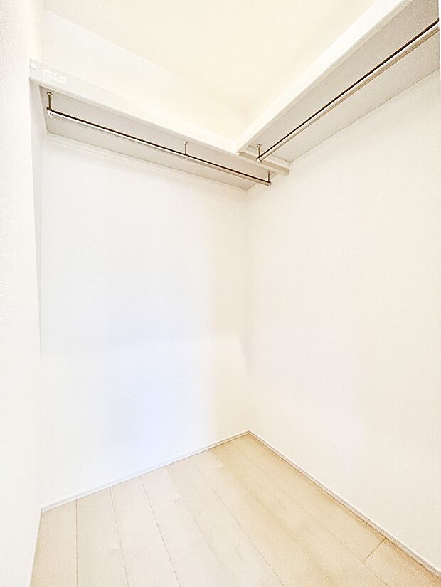 衣類をハンガーに掛けたまま収納できるWIC。衣類の整理整頓がしやすくて便利です！