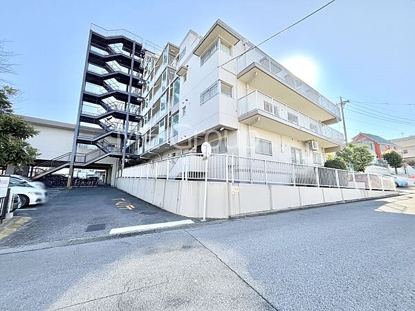 明るい陽光が入り込む南西向きのお部屋です