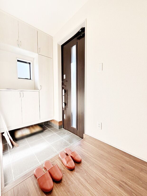 明るい陽光が入り込む玄関。ご家族の靴もスッキリ収納できる玄関収納付きです！