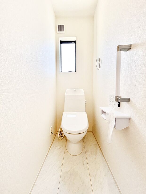 清潔感あるシャワートイレ。小窓から光が注ぎ込みます！
