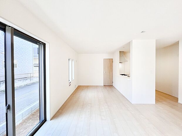 明るい陽光が注ぎ、寛ぎの雰囲気に満たされるリビング・ダイニング。 