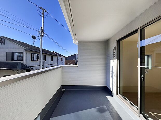 広々バルコニーでお洗濯物が気持ちよく乾きます。