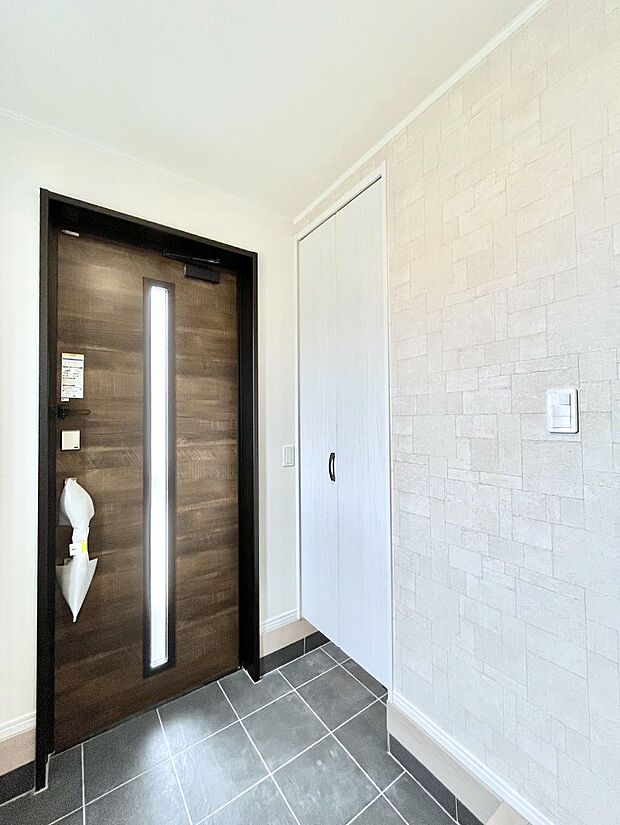 明るい玄関はお客様をお出迎えするのにぴったりです！ 