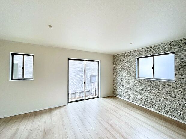 アクセントクロスがお洒落なリビング。家族でのんびりくつろげる広々スペース。