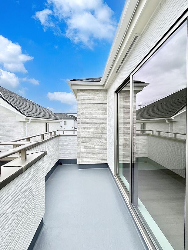 ゆったりバルコニーだから沢山お洗濯ものを干せます。