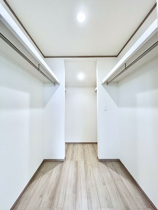 ウォークインクローゼット付きで生活空間を広く利用できます。