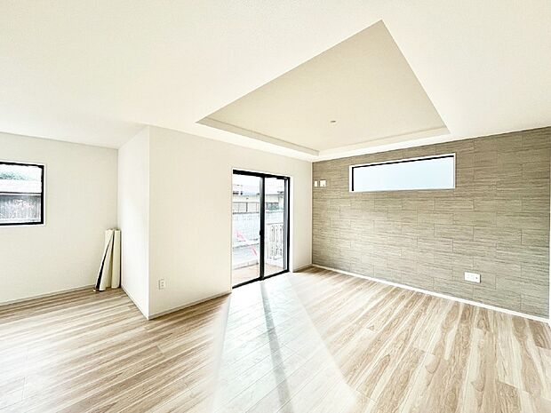 大きな窓からたっぷりの陽光と風を感じられるリビング