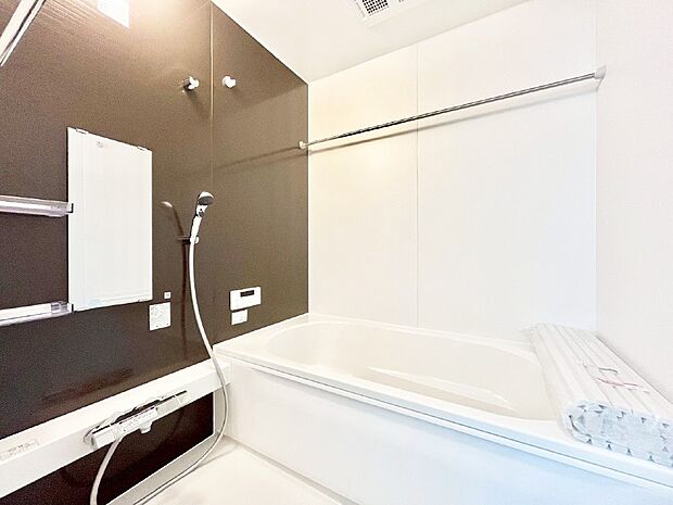 一日の疲れを癒してくれる明るい清潔感のあるバスルーム