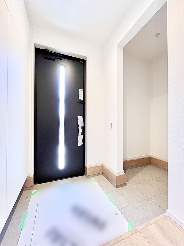 ガラススリットの入った玄関ドアが室内に光を届けてくれます