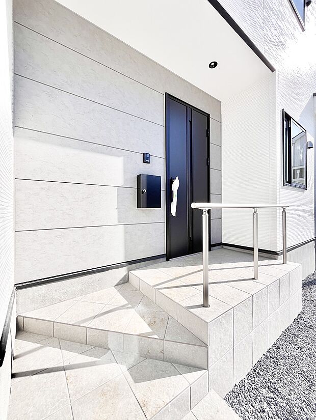 玄関前は雨が降っても濡れにくい屋根付き