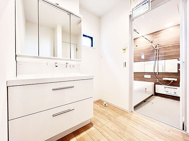 清潔感ある洗面化粧室で朝の身支度も快適