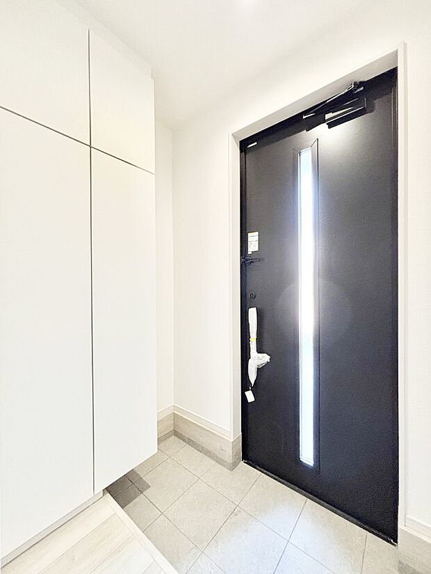 ガラススリットの入った玄関ドアが室内に光を届けてくれます