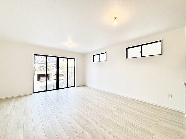 大きな窓からたっぷりの陽光と風を感じられるリビング