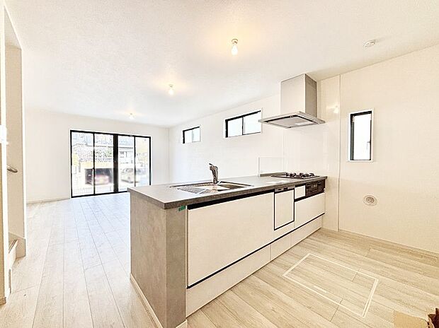 料理をしながらでもご家族との会話を楽しめる対面キッチン