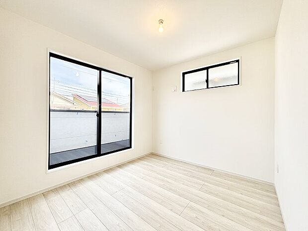 窓からのやさしい光が心地よいプライベートルーム