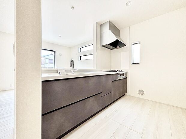 リビングで遊ぶお子様を見守りながらお料理ができる対面キッチン。  