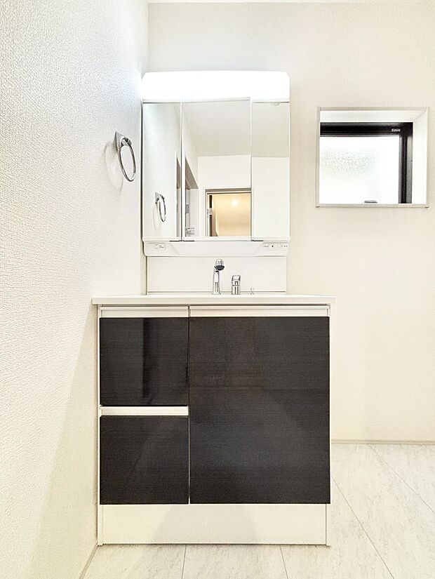 収納力と機能性に優れた洗面化粧台