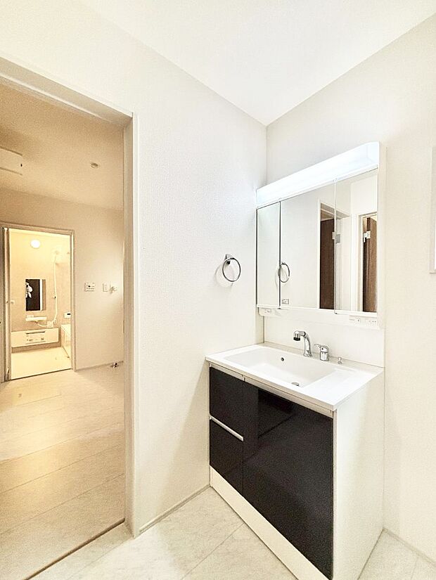 清潔感のある快適空間です。毎日の身支度も気持ち良くお使い頂けます。 