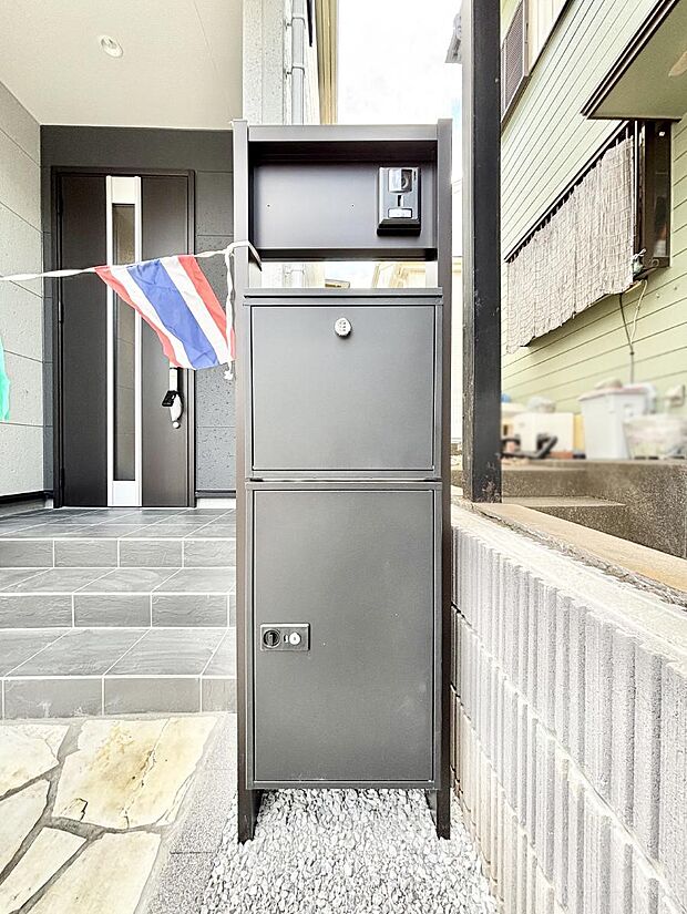 表札・インターホン・ポストをひとつに集約。エントランスになじむシンプルデザイン。