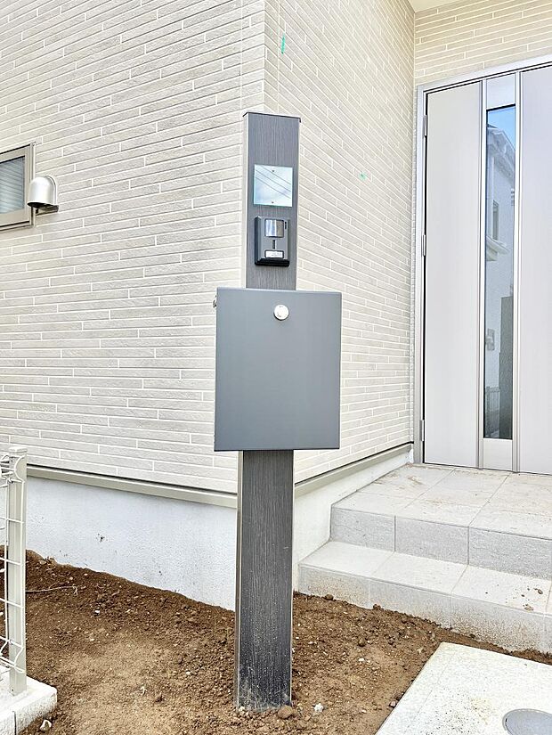 表札・インターホン・ポストをひとつに集約。エントランスになじむシンプルデザイン。