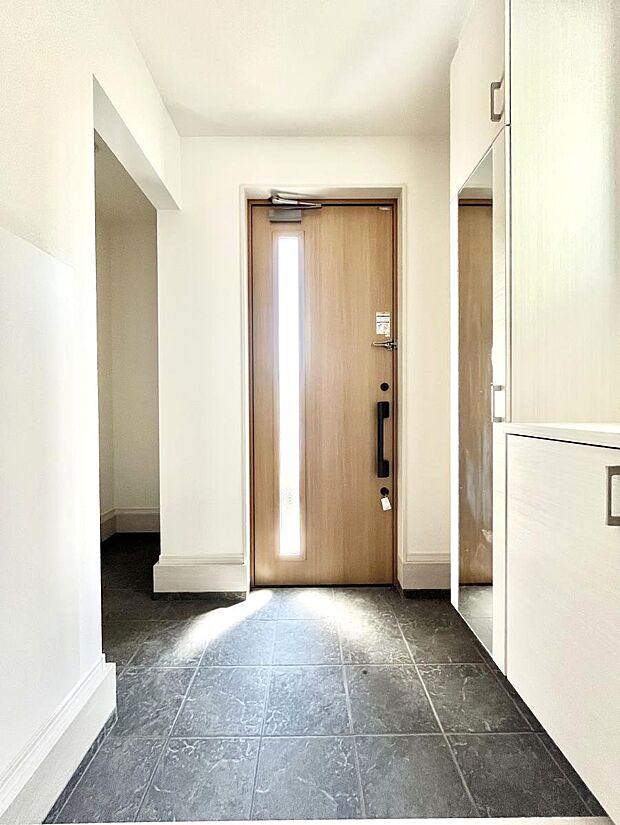 明るい玄関はお客様をお出迎えするのにぴったりです！ 