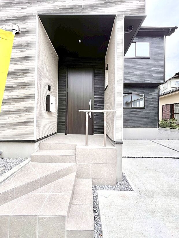 大切な家族、来客を出迎える玄関。