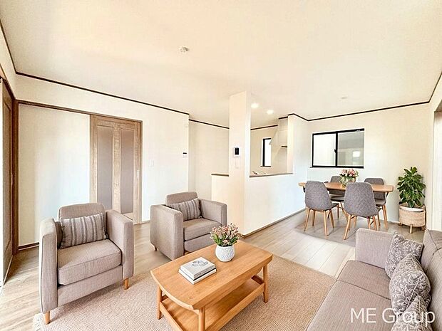 ご家族の賑やかな話し声で包まれる明るいリビング  ※家具はCGです