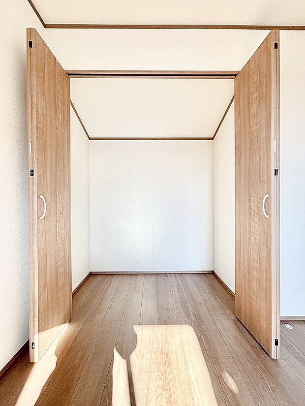 洋室のクローゼット。奥行きがあるので厚手の衣類もすっきり収まります。