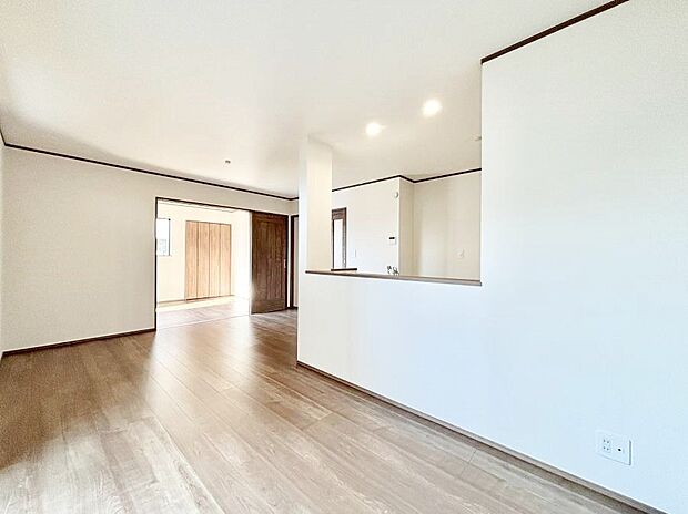 隣接の洋室を開放すればさらに広々空間に