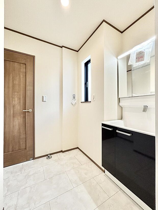 柔らかな朝の光を感じられる窓がついた洗面室