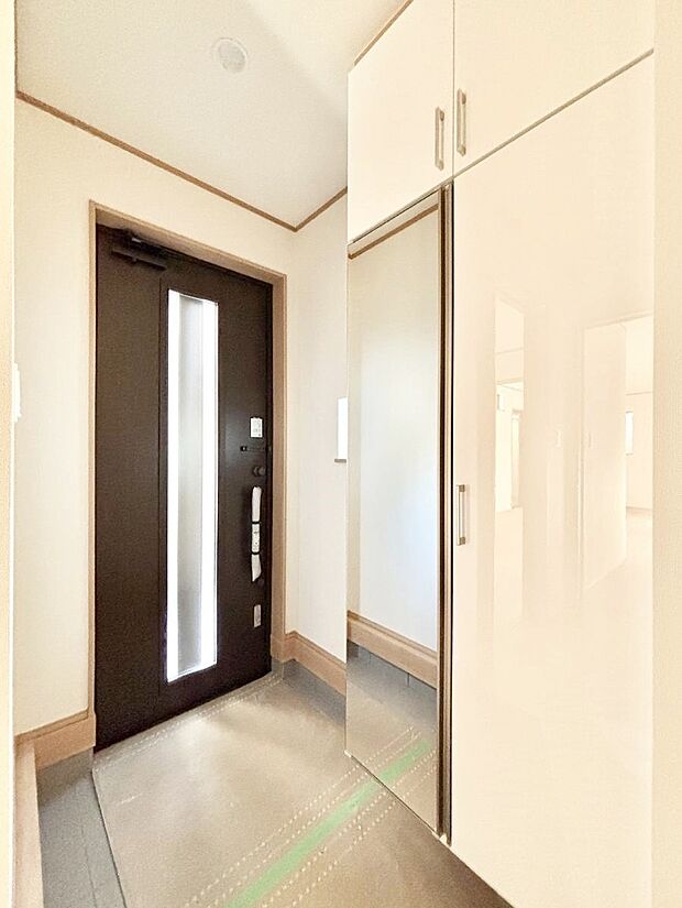 ガラススリットの入った玄関ドアが室内に光を届けてくれます