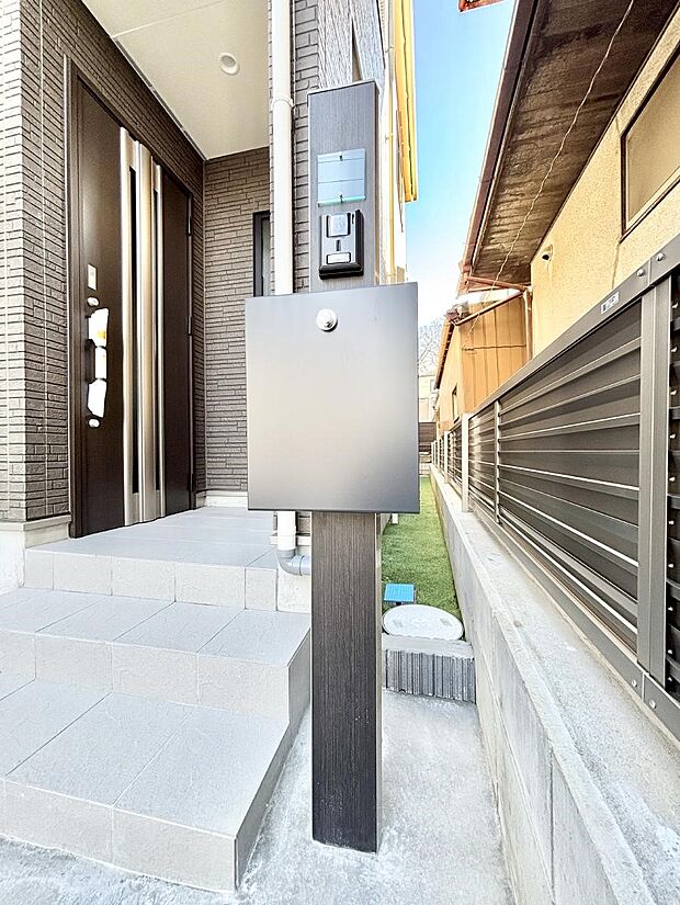 表札・インターホン・ポストをひとつに集約。エントランスになじむシンプルデザイン。