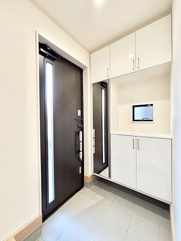 ガラススリットの入った玄関ドアが室内に光を届けてくれます