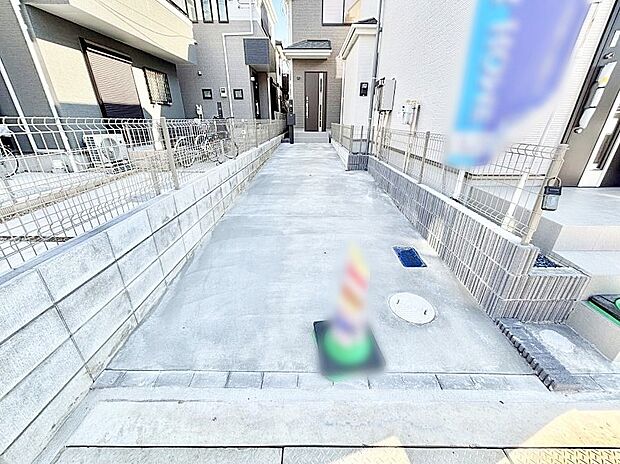 2台（車種による）駐車可！ご家族みんなの自転車も置ける広々カースペース。