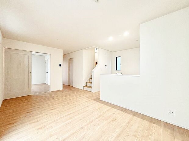 内装「ただいま」「おかえり」家族とのコミュニケーションが深まるリビングイン階段があります。