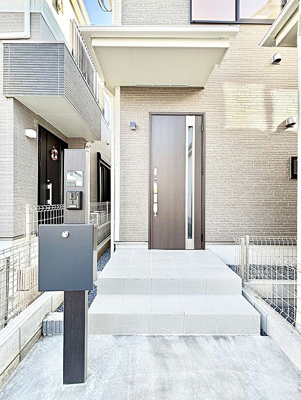 表札・インターホン・ポストをひとつに集約。エントランスになじむシンプルデザイン。