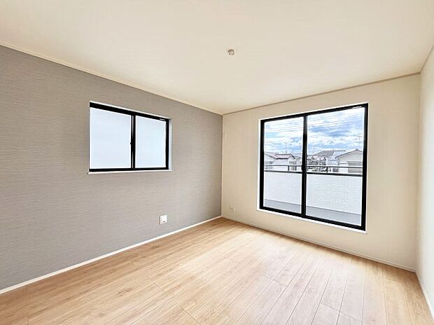 明るいバルコニーサイドに洋室を設置。目覚めの良い寝室に。 