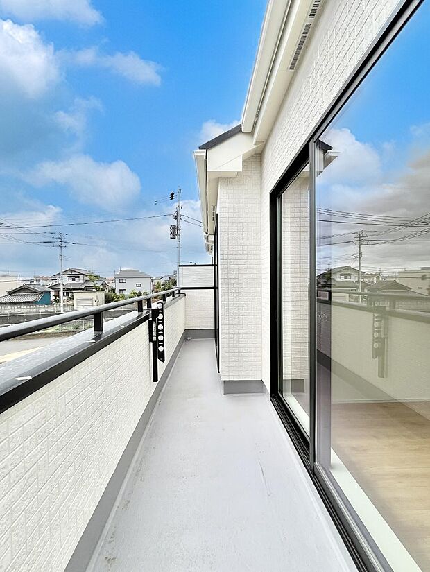 ゆったりバルコニーだから沢山お洗濯ものを干せます。