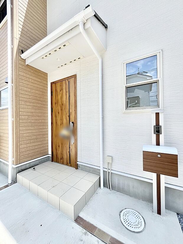 大切な家族、来客を出迎える玄関。