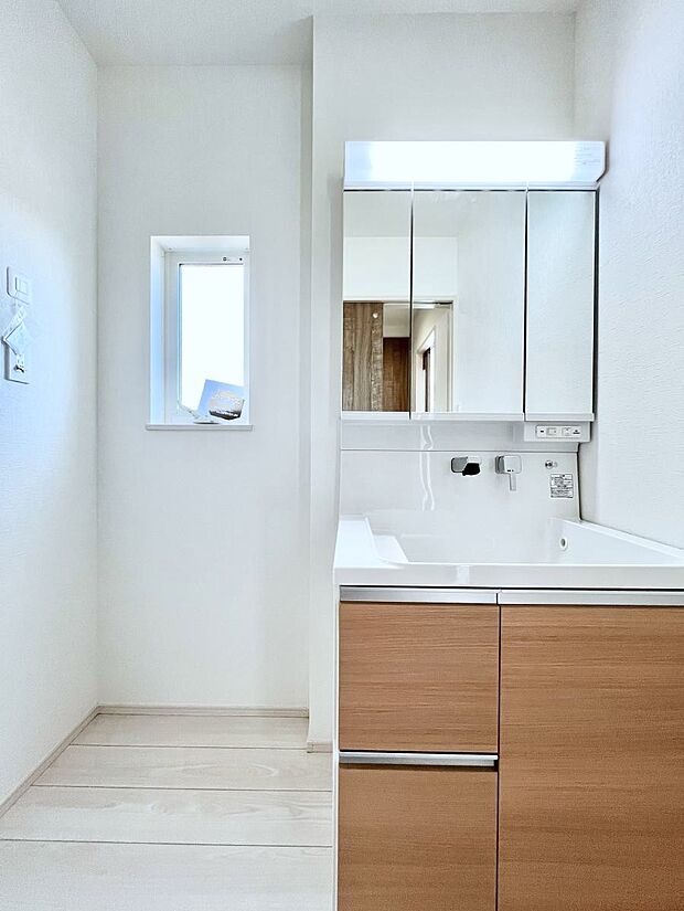 三面鏡の裏に、化粧品や衛生用品などを収納可能。洗面台をすっきりと保ちます！  