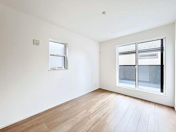 バルコニーが開放感をプラスしてくれる洋室  